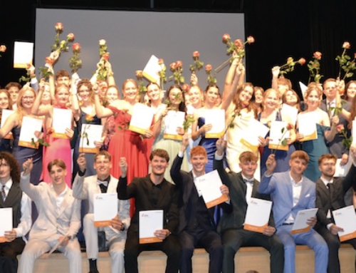 Absolventen des Wirtschaftsgymnasiums feiern ihre Allgemeine Hochschulreife
